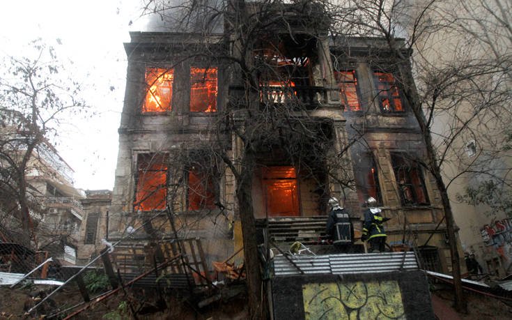 Η κατάληψη Libertatia χαρακτηρίζει «εγκληματική ενέργεια» την φωτιά στο διατηρητέο της Θεσσαλονίκης (φωτό)