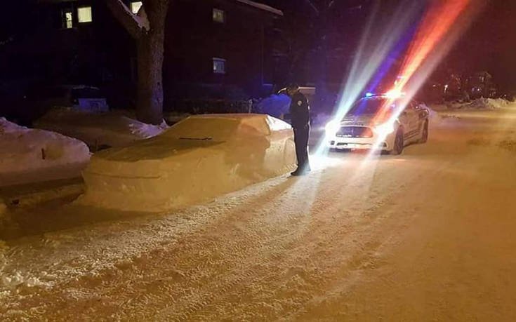 Απίστευτο: Έφτιαξε αυτοκίνητο από χιόνι και παραλίγο να πάρει πρόστιμο για παράνομο παρκάρισμα! (φωτό)