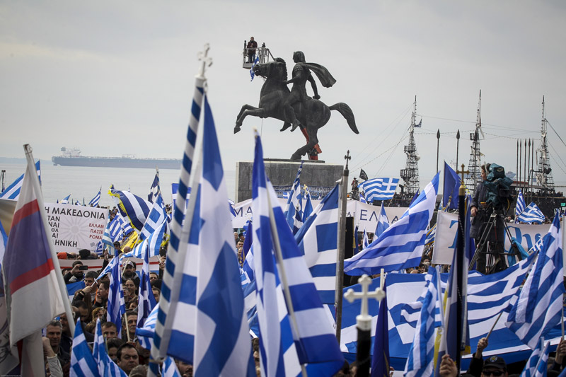 «Η Μακεδονία είναι Ελλάδα»: Λαοθάλασσα στο συλλαλητήριο της Θεσσαλονίκης για την ονομασία των Σκοπίων (φωτό, βίντεο)