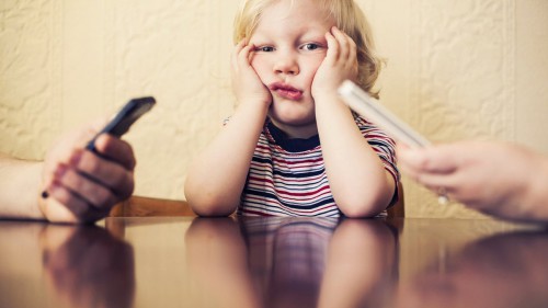 Απειλή για την ψυχολογία των παιδιών τα κινητά τηλέφωνα