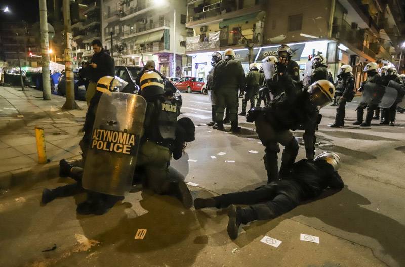 Θεσσαλονίκη: 5 συλλήψεις αναρχικών για επεισόδια – Πέταγαν πέτρες & μολότοφ (φωτό, βίντεο)