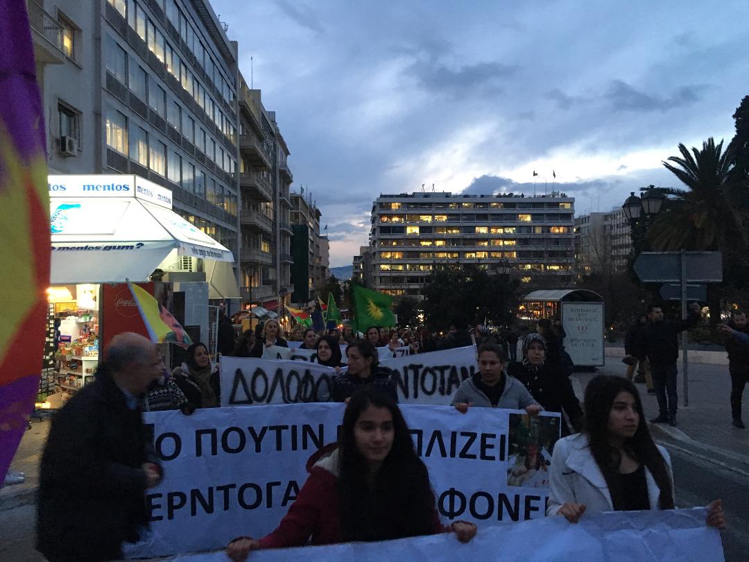 Οι Κούρδοι κάνουν πορεία μπροστά από την τουρκική πρεσβεία (φωτό, βίντεο)