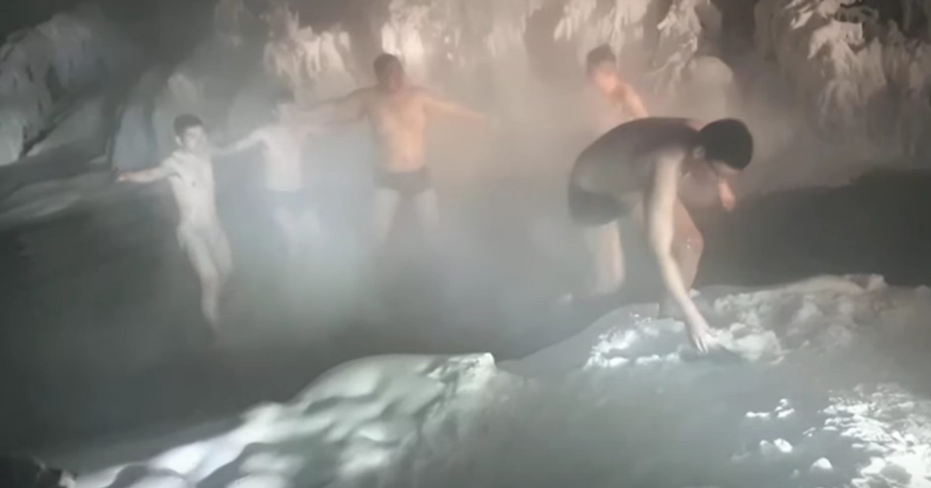 Βίντεο: Κινέζοι τουρίστες βούτηξαν σε νερά με -50 βαθμούς στο πιο παγωμένο χωριό του κόσμου!