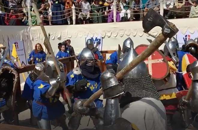 Βίντεο: Πραγματικές αναπαραστάσεις μεσαιωνικών μαχών