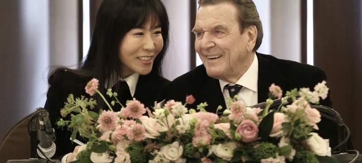 O πρώην καγκελάριος της Γερμανίας Σρέντερ παντρεύεται για 5η φορά- 25 χρόνια νεότερη η σύντροφός του (φωτό)