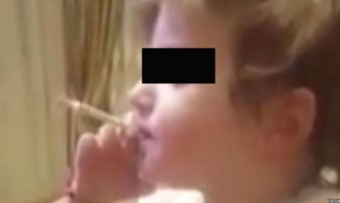 Σάλος με το βίντεο που δείχνει 2χρονο αγόρι να καπνίζει! (βίντεο)