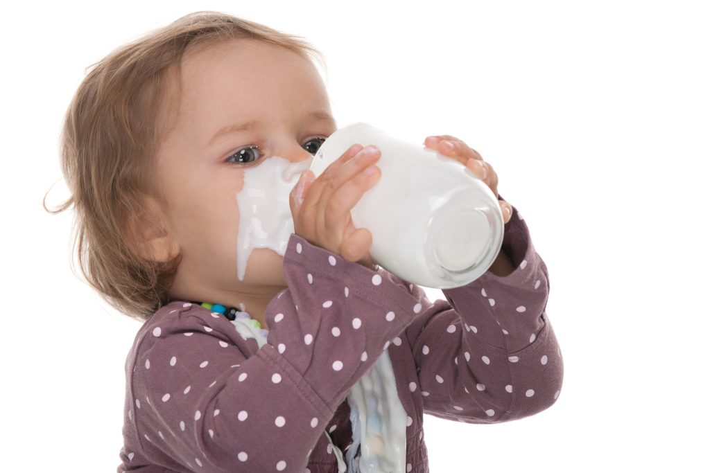 Τα παιδιά που δεν πίνουν αγελαδινό γάλα ψηλώνουν λιγότερο;
