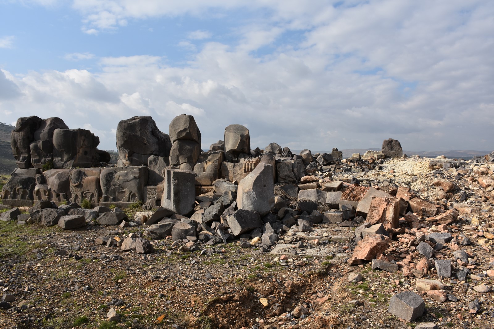 Τουρκικός στρατός όπως λέμε ISIS: Βομβάρδισαν αρχαίο ναό – μνημείο πολιτισμού στην Αφρίν (βίντεο)