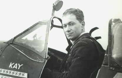Η άγνωστη ιστορία του Έλληνα πιλότου της βρετανικής Αεροπορίας που κατέρριψε 19 γερμανικά αεροπλάνα στον Β’ ΠΠ