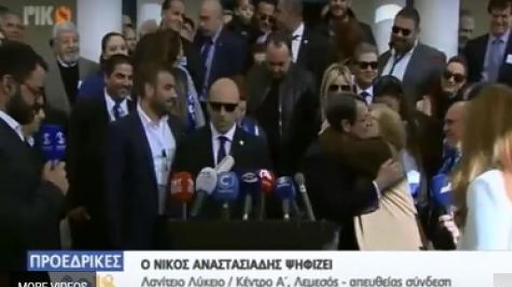 Η εκδήλωση λατρείας γυναίκας ψηφοφόρου στον Αναστασιάδη – Ο Πρόεδρος σκούπιζε για ώρα το κραγιόν! (βίντεο)