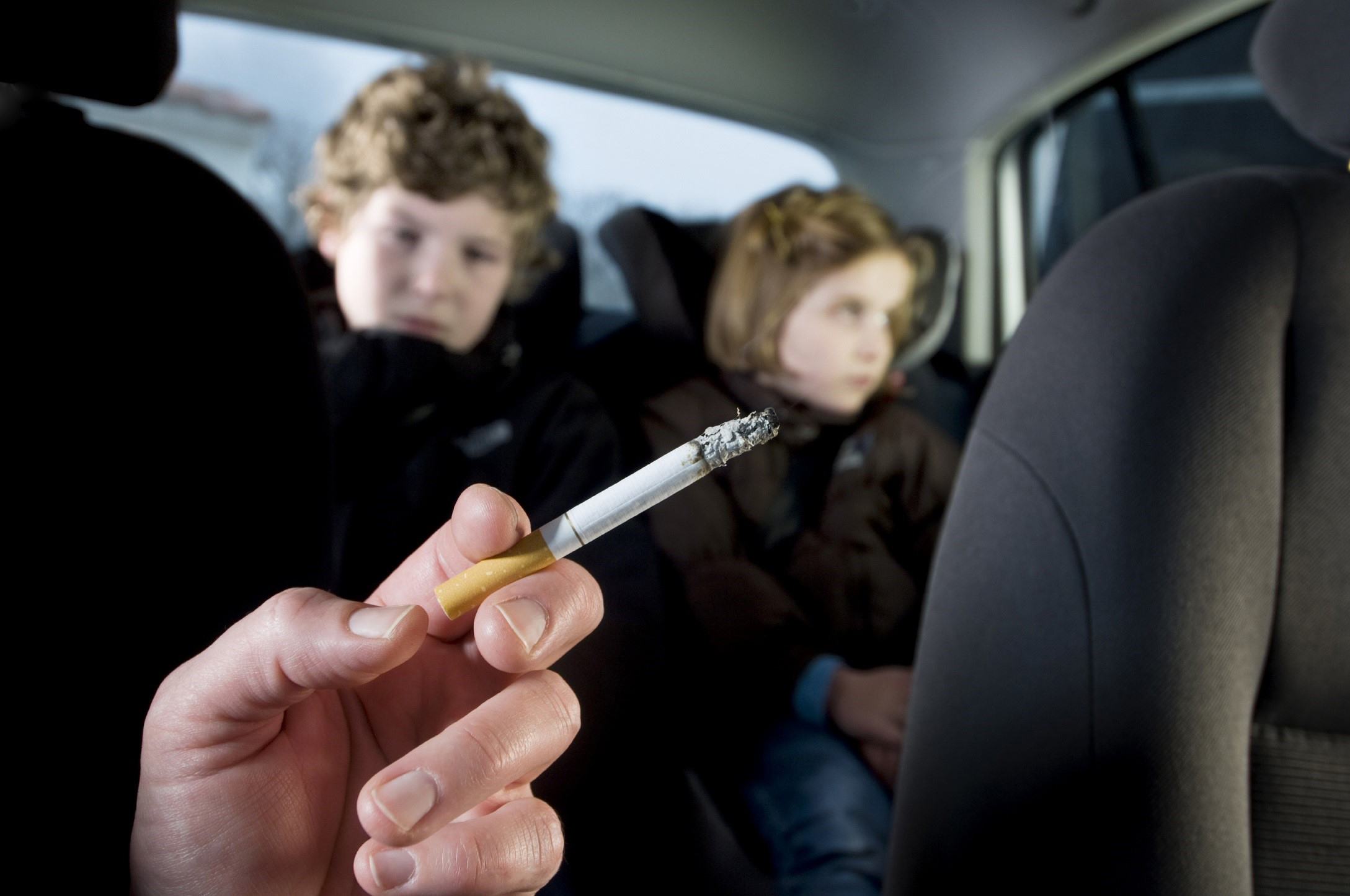 Καπνίζετε στο αυτοκίνητο με το παιδί; – Πρόστιμο 1.500 ευρώ και αφαίρεση διπλώματος για 1 μήνα