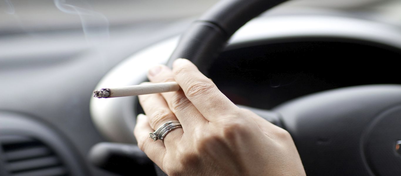 Όποιος οδηγεί με παιδί στο αυτοκίνητο και καπνίζει χάνει το δίπλωμά του!