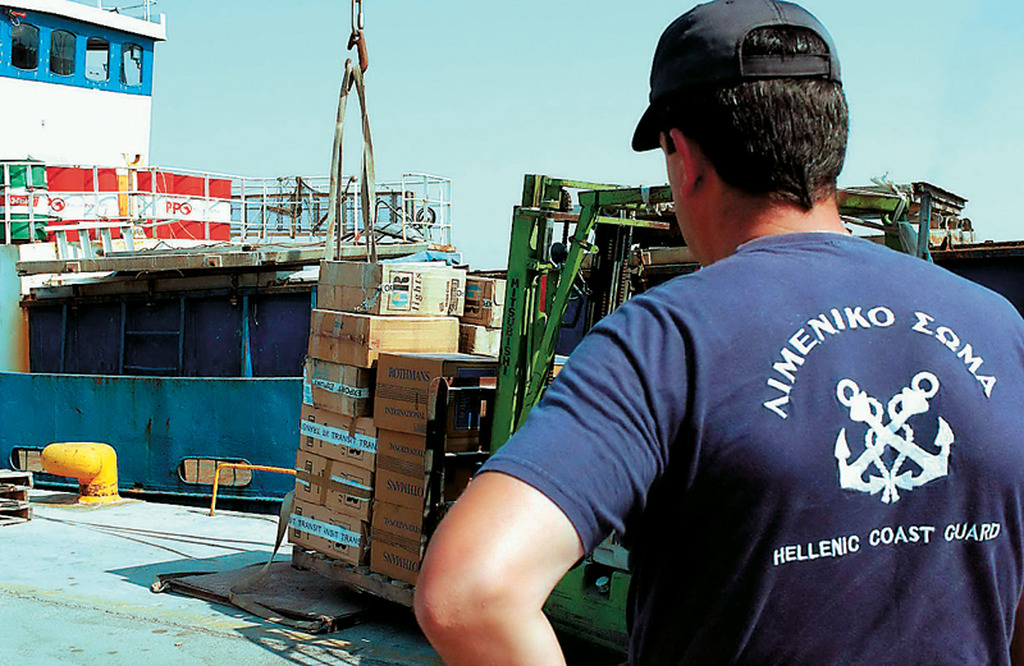 Απίστευτο περιστατικό στην Πάτρα: Στο νοσοκομείο με τραύματα λιμενικός από λαθρομετανάστες