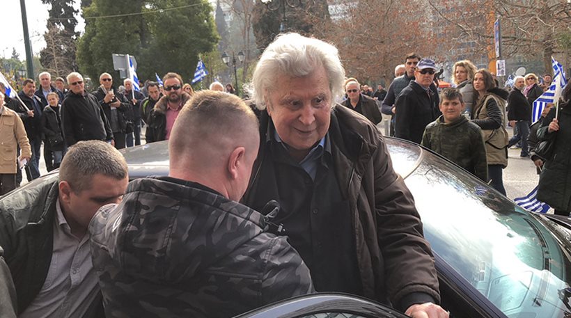 Στο Σύνταγμα έφτασε ο Μίκης Θεοδωράκης εν μέσω χειροκροτημάτων (βίντεο)