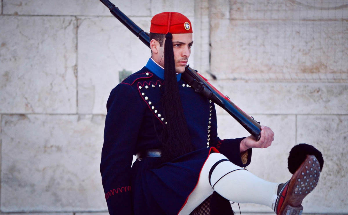 Συγκλονιστικές οι αντιδράσεις των πολιτών στην αλλαγή της Προεδρικής Φρουράς στο Σύνταγμα πριν το συλλαλητήριο (βίντεο)