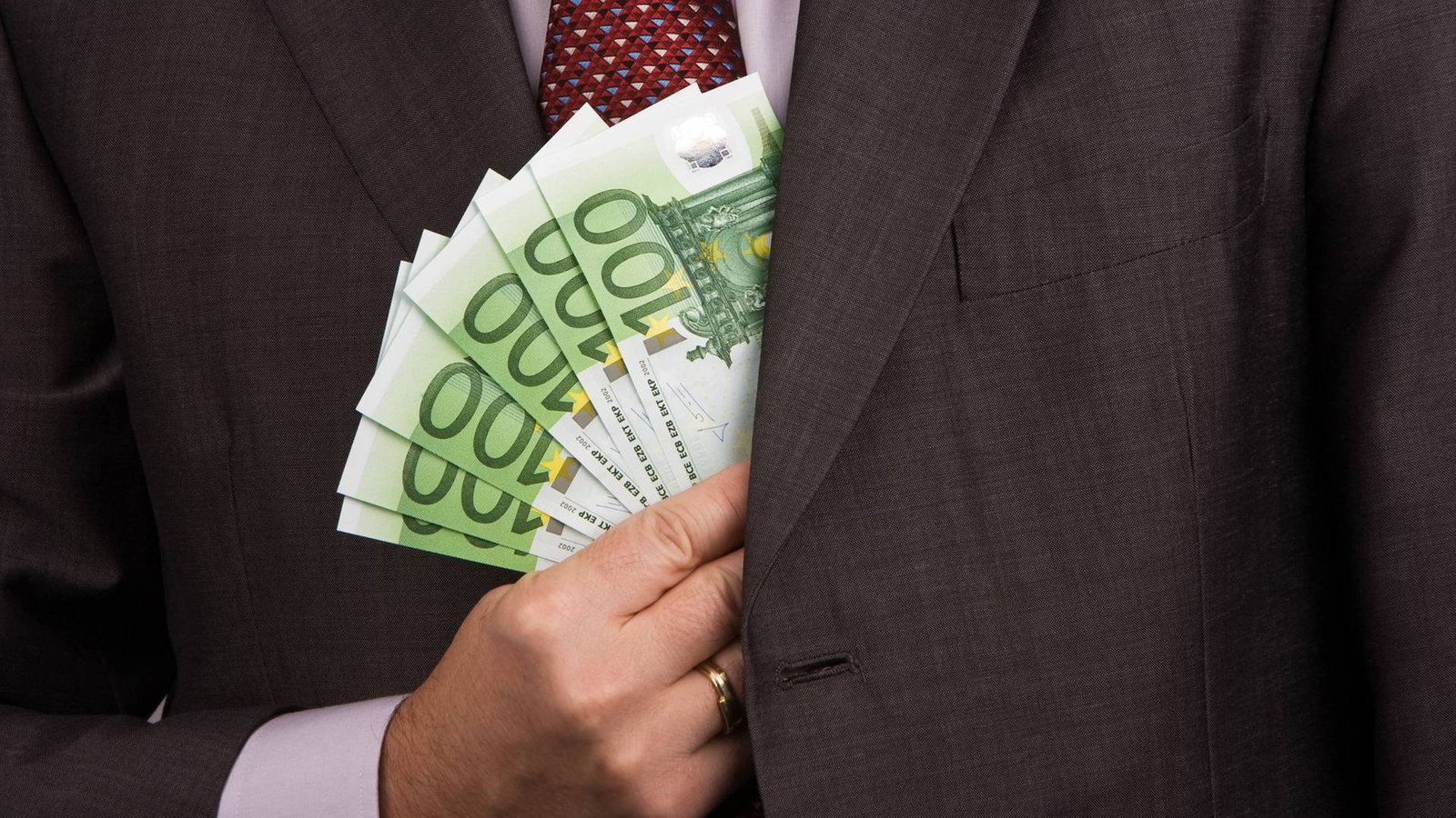 «50 εκ. ευρώ οι μίζες και 3 δισ. ευρώ η ζημία του Δημοσίου από το σκάνδαλο της Novartis» λένε οι εισαγγελείς (upd)