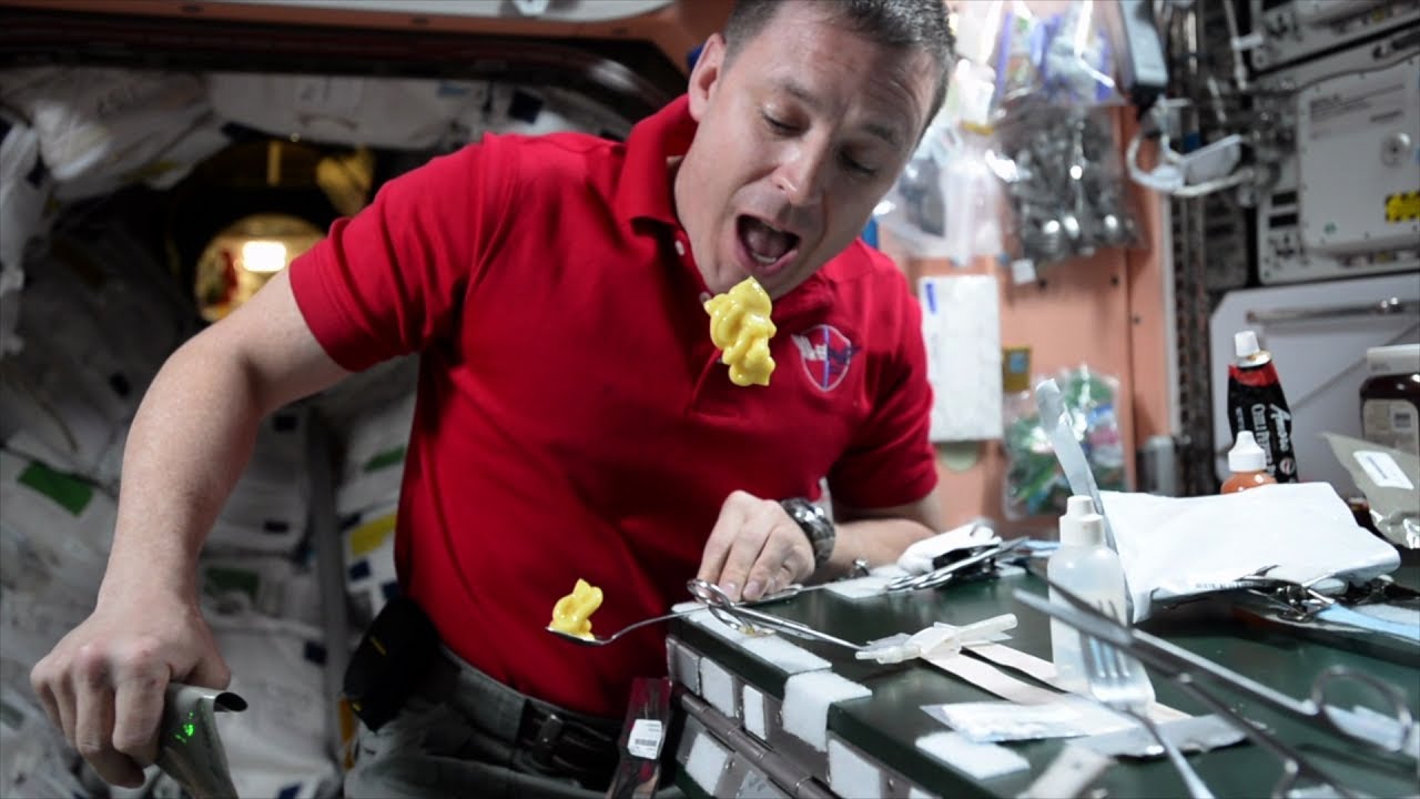 Βίντεο: Έχετε αναρωτηθεί πώς μπορείτε να φάτε το γλυκάκι σας στο … διάστημα;