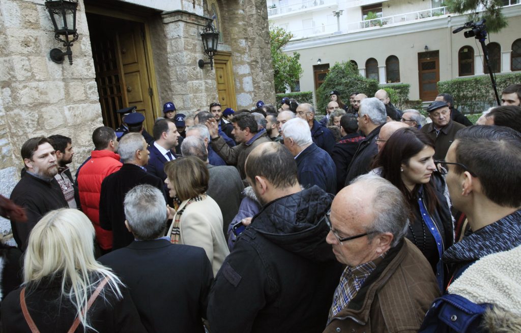 Διαμαρτυρία έξω από τα γραφεία της Ιεράς Συνόδου για τον νέο Μητροπολίτη Μάνης (φωτό, βίντεο)