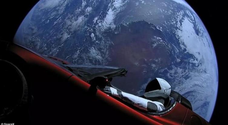 Βίντεο: Η διαστημική βόλτα του αστροναύτη μέσα στο αυτοκίνητο Tesla!