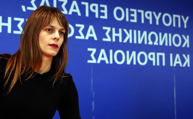 Έφη Αχτσιόγλου: «Ανάγκη σταδιακής αύξησης του κατώτατου μισθού»