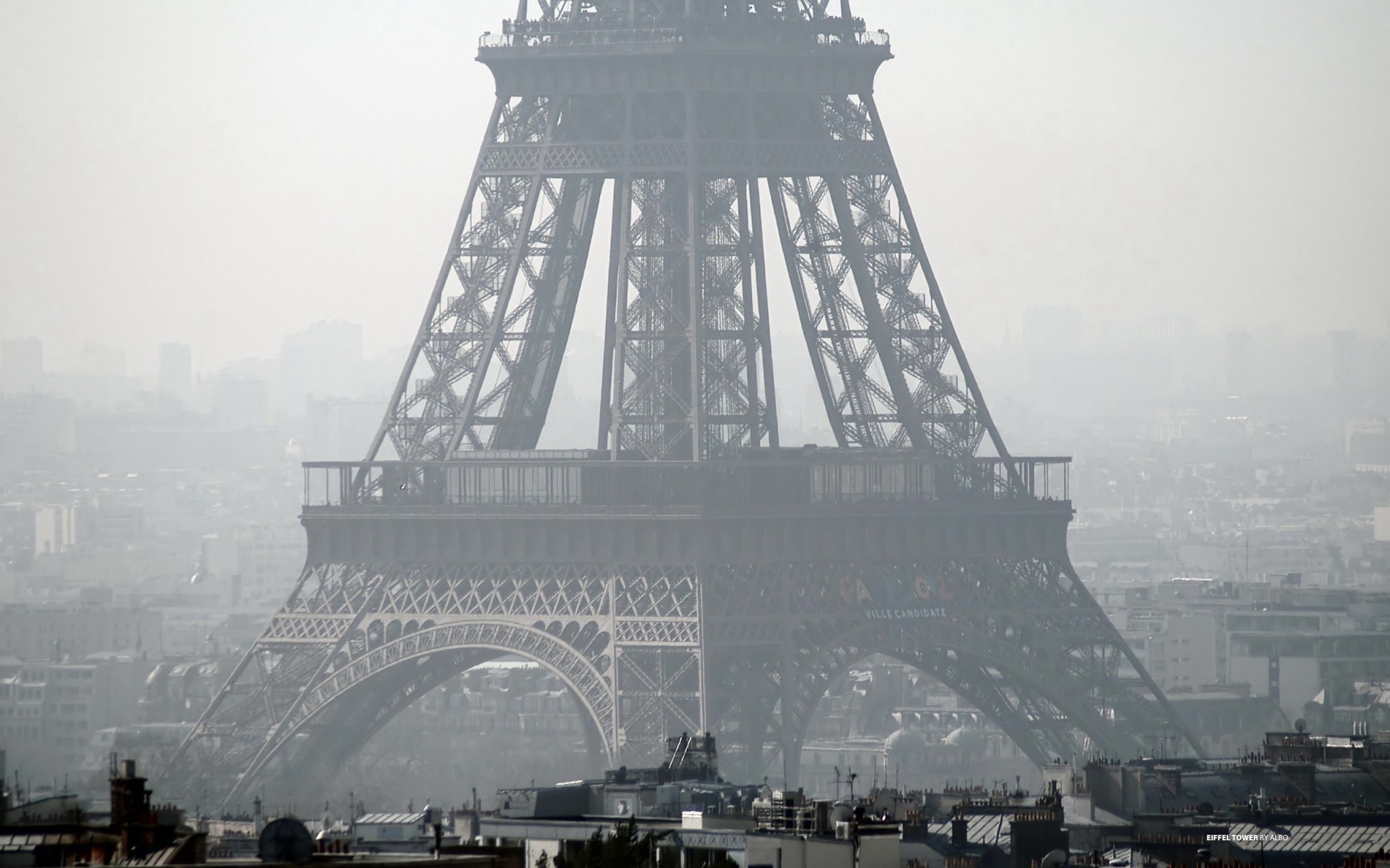 Παρίσι: Παγωμένος ο Πύργος του Άιφελ και δεν μπορούν να του ρίξουν αλάτι (φωτό, βίντεο)