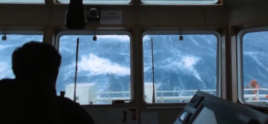 Πλοίο παλεύει με τεράστια κύματα στη Β. Θάλασσα και οι σκηνές κόβουν την ανάσα (βίντεο)