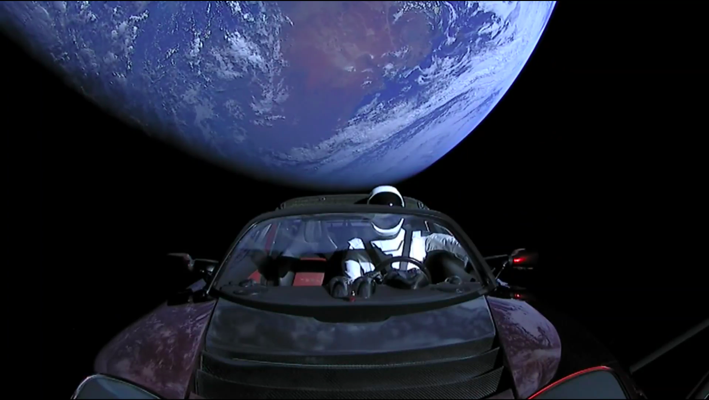 Η εντυπωσιακή βόλτα ενός κόκκινου Tesla roadster στο διάστημα (βίντεο)