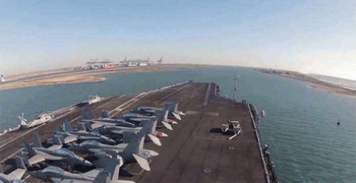Το αεροπλανοφόρο USS Theodore Roosevelt διασχίζει τη διώρυγα του νέου Σουέζ (βίντεο)