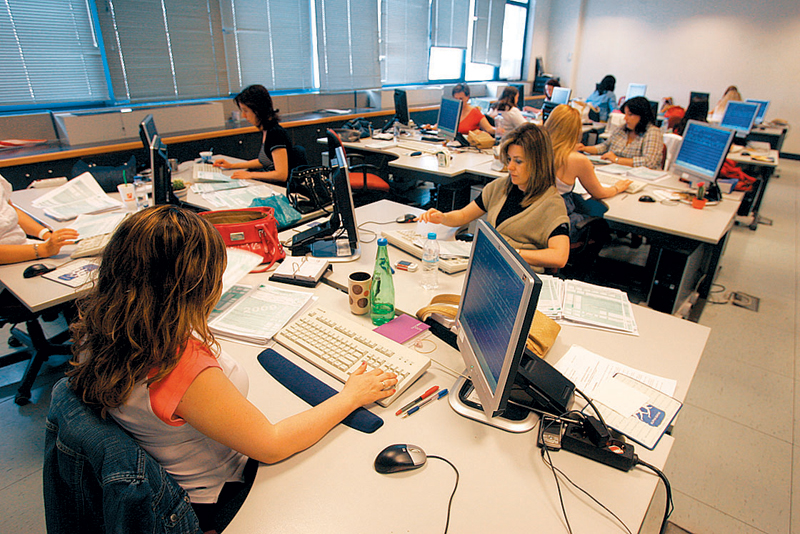 Στην Ελλάδα δουλεύουμε περίπου 70 ώρες παραπάνω σε σχέση με το μέσο ευρωπαϊκό επίπεδο