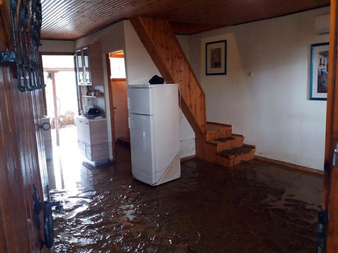 Πλημμύρισαν σπίτια στην Λάρισα- Λάσπες και ζημιές (φωτό)