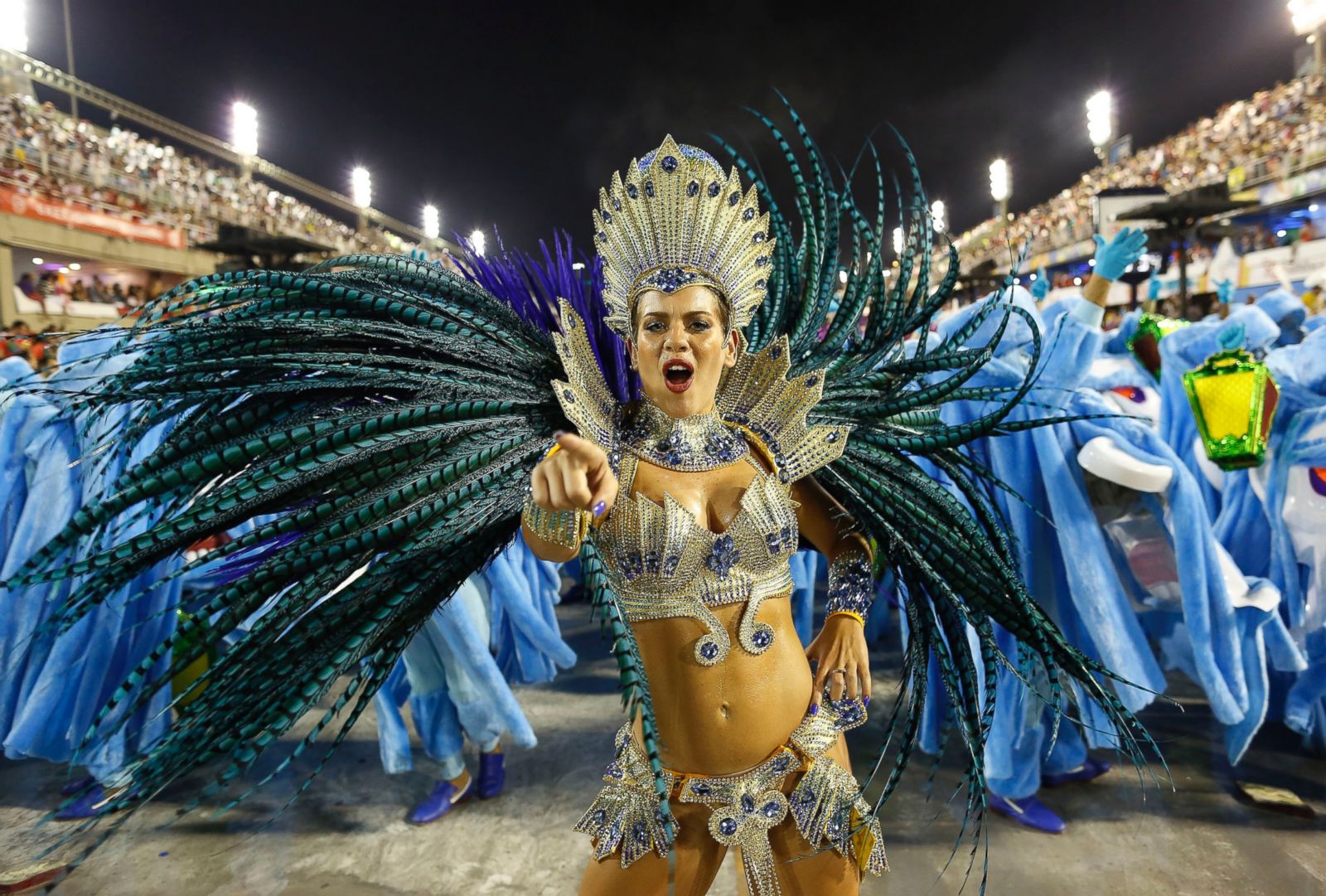 Βραζιλία: Βασίλισσα του Καρναβαλιού «χάνει» το εσώρουχό της αλλά συνεχίζει απτόητη! (βίντεο)