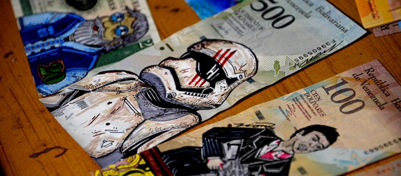 Βενεζουέλα: Πλανόδιοι πωλητές πλέκουν καλάθια και άλλα πράγματα με χαρτονομίσματα λόγω της υποτίμησης  (φωτό)