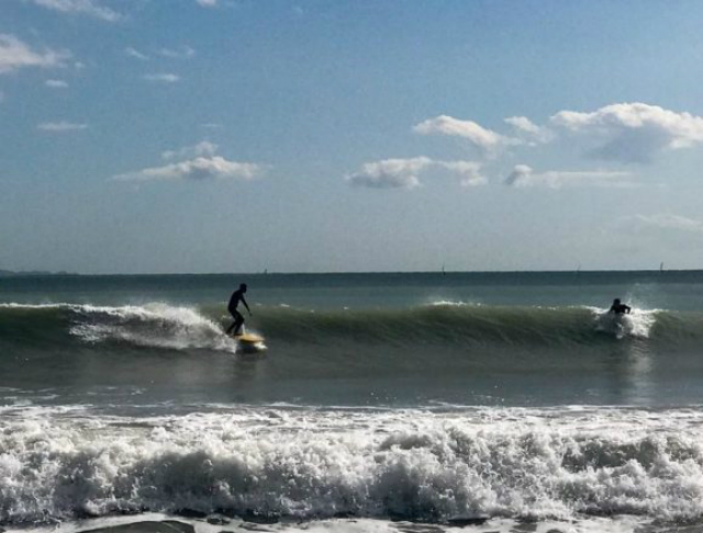 Βουλιαγμένη : Surfers  έτρεξαν να δαμάσουν τα κύματα (φωτό)