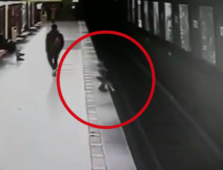 Ιταλία: 2χρονος μπόμπιρας τρέχει και πέφτει στις γραμμές του μετρό! (βίντεο)