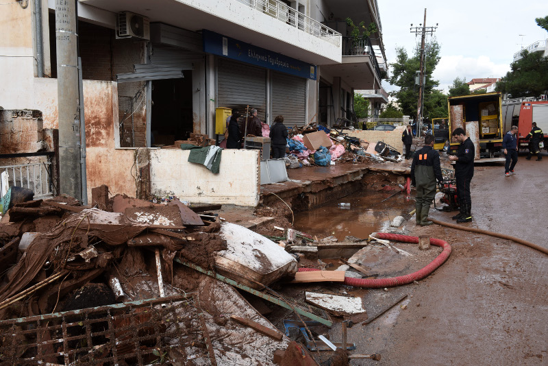 Μάνδρα: Συνεχίζονται οι εργασίες αποκατάστασης μετά τις φονικές πλημμύρες