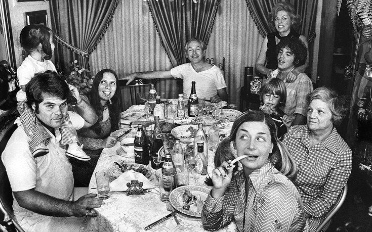 Έτσι ήταν η ζωή στη Νέα Υόρκη το ’70: Βραδινές έξοδοι, οικογενειακά τραπέζια και καθημερινές στιγμές (φωτό)