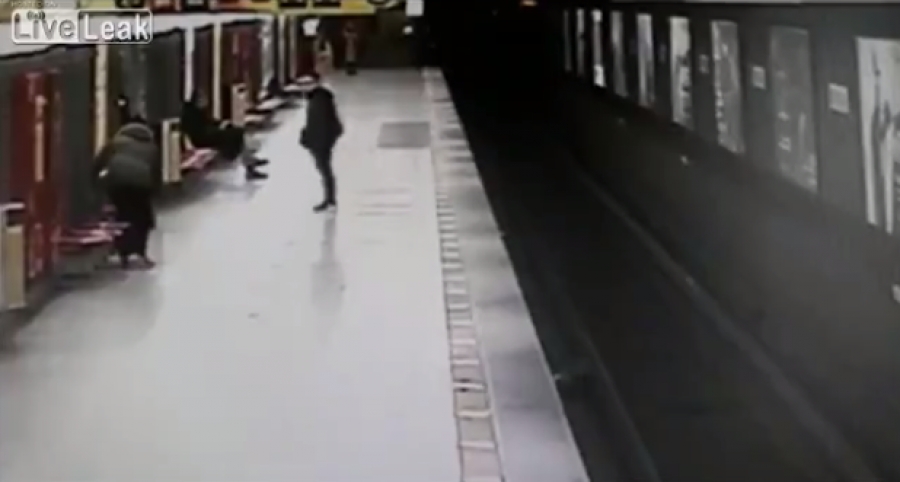 Εντυπωσιακή διάσωση 2χρονου που έπεσε στις ράγες του μετρό στο… παρά πέντε (βίντεο)