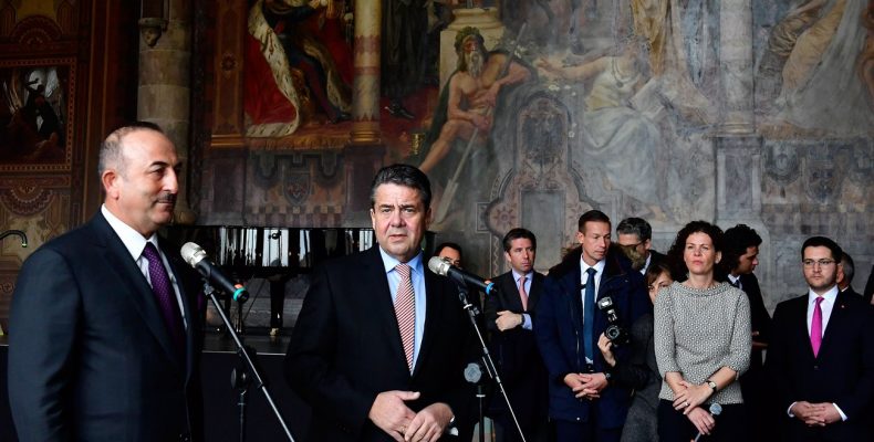 Μας άφησαν (πάλι…) μόνους οι «εταίροι»: «Αγκαλιές & φιλιά» και εξοπλιστική συμφωνία μεταξύ Αγκυρας & Βερολίνου!