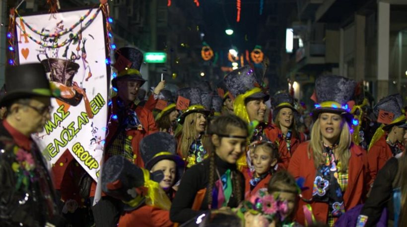 Ζωντανά η νυχτερινή ποδαράτη παρέλαση του Πατρινού Καρναβαλιού (βίντεο)