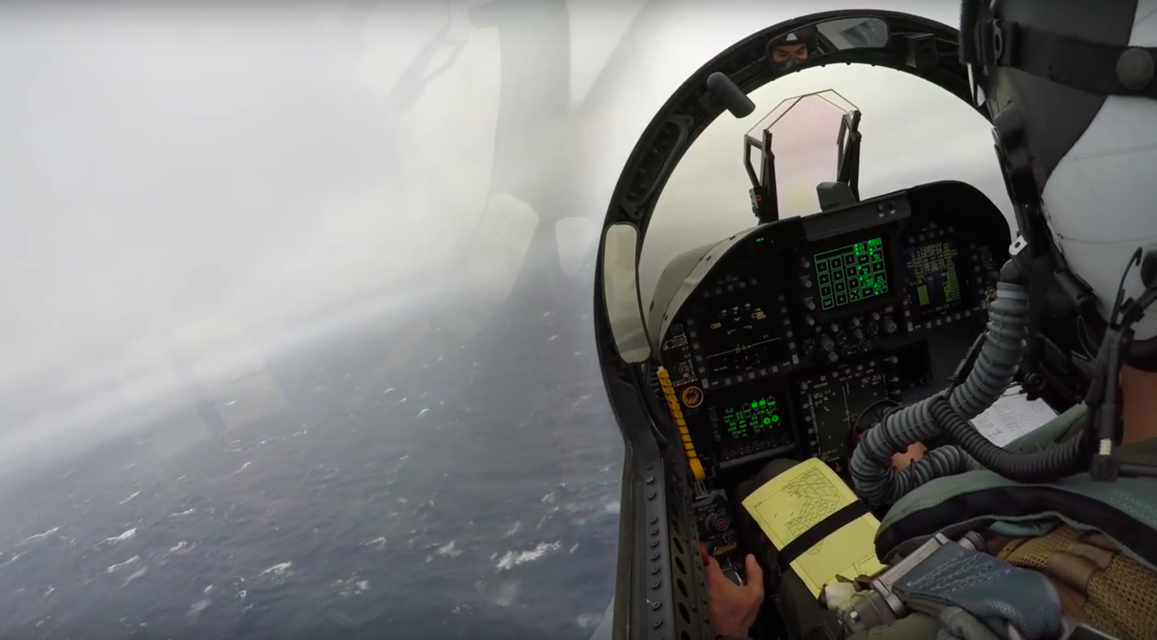 Βίντεο: Η δοκιμασία της  προσνήωσης σε αεροπλανοφόρο με κακό καιρό και ελάχιστη ορατότητα