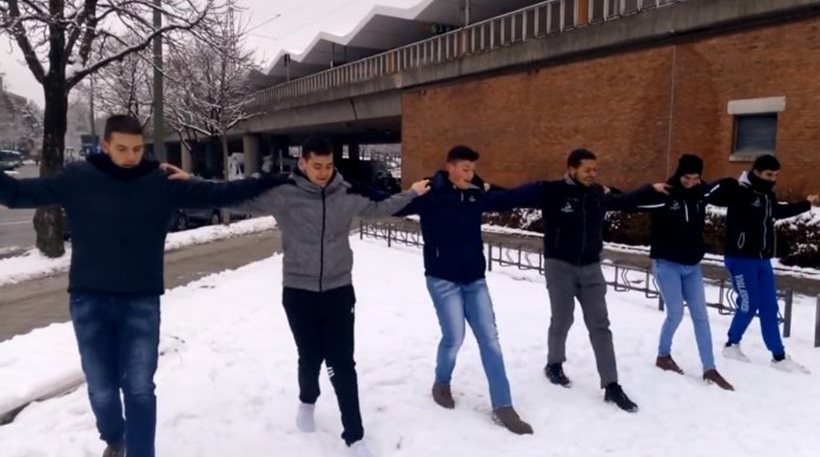 Μόναχο: Κρητικοί χορευτές χόρεψαν πεντοζάλι στο χιόνι (βίντεο)