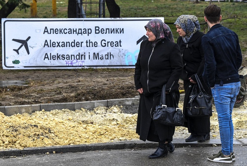 Σκόπια: Κατέβασαν πινακίδα «Αεροδρόμιο Μέγας Αλέξανδρος» αλλά για… έργα οδοποιίας
