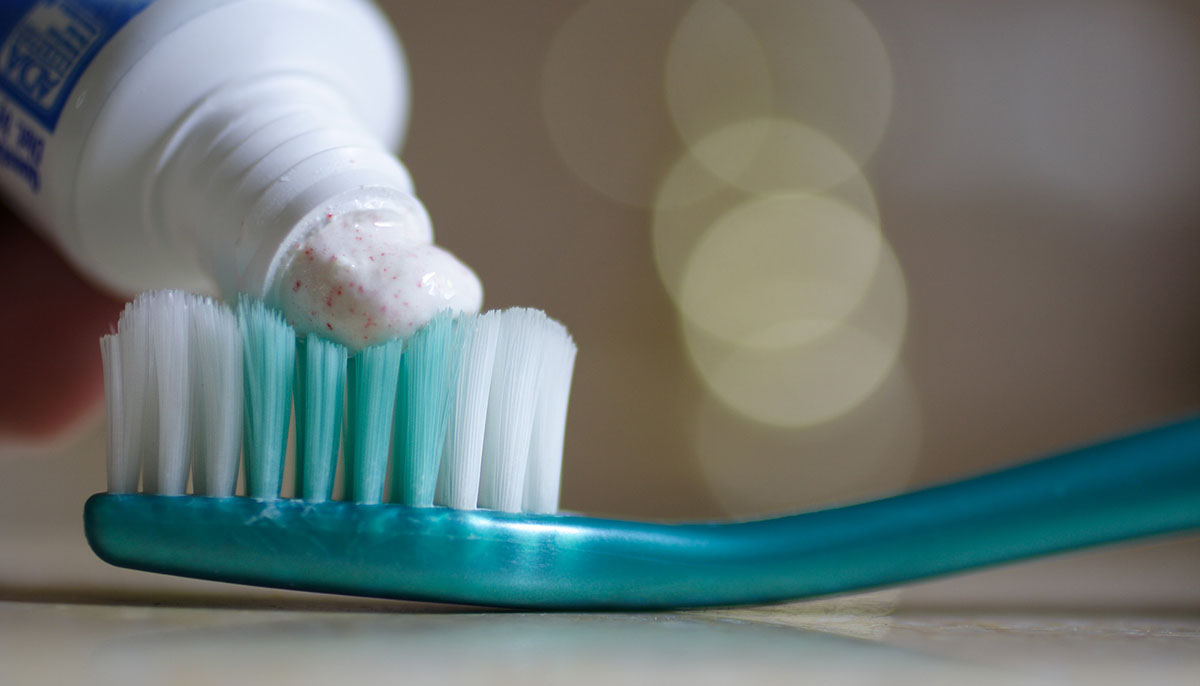 Εσείς βρέχετε την οδοντόβουρτσα πριν βάλετε οδοντόκρεμα; – Τί λένε οι επιστήμονες;