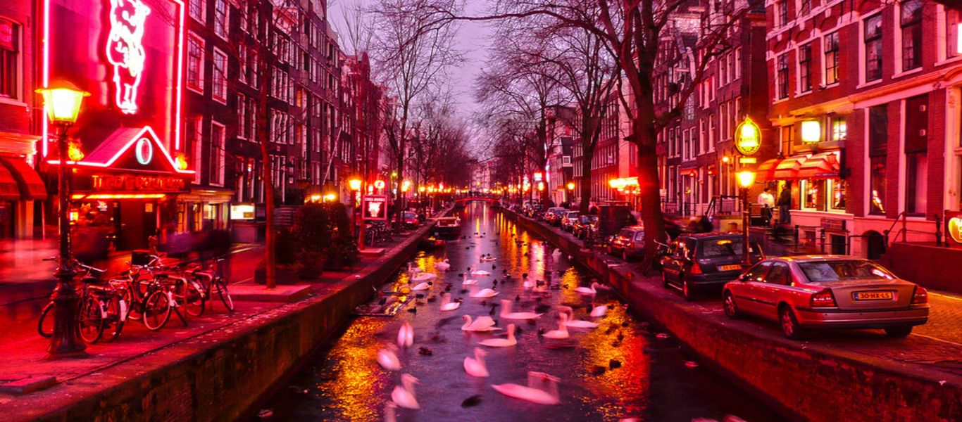 Άμστερνταμ: Απαγόρευση «στάσεων» στη Red Light District για τα τουριστικά γκρουπς