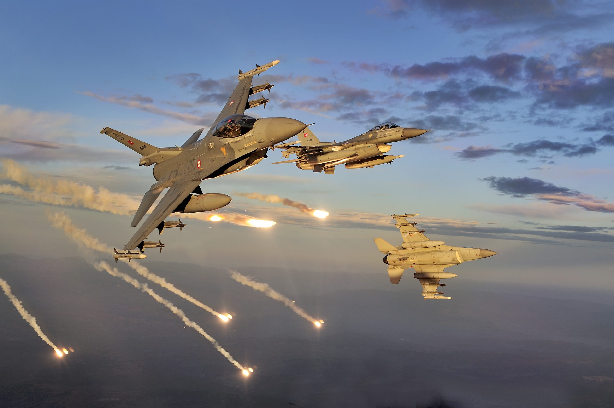 Toυρκικά μαχητικά πέταξαν πέντε φορές επάνω από το ελληνικό έδαφος χωρίς να αντιδράσει κανένας!