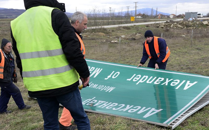 Κατεβάζουν τις πινακίδες από τον αυτοκινητόδρομο «Μέγας Αλέξανδρος» στα Σκόπια (φωτό)