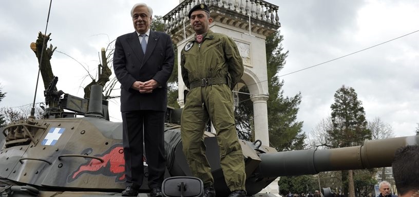 Ανέβηκε πάνω σε άρμα μάχης ο ΠτΔ – Στην παρέλαση για την απελευθέρωση των Ιωαννίνων (φωτό)