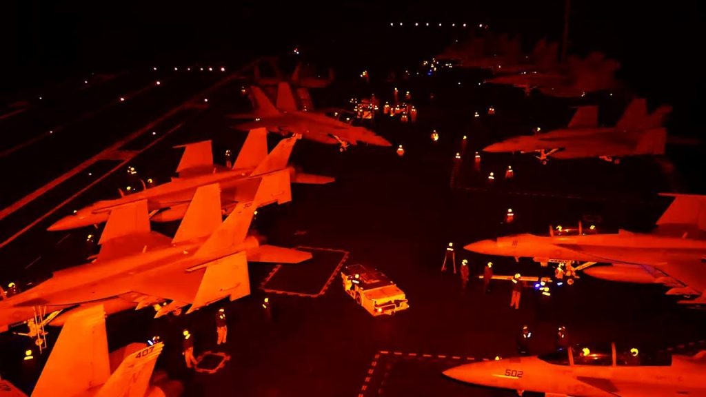 Καρέ-καρέ εντυπωσιακές νυχτερινές ασκήσεις στο αεροπλανοφόρο USS Theodore Roosevelt (βίντεο)