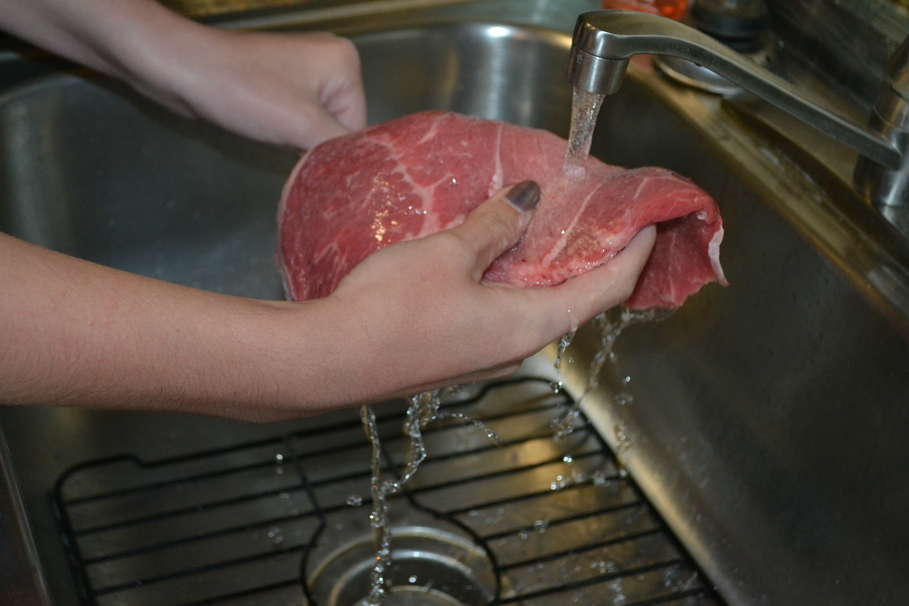 Τελικά πρέπει να πλένουμε το κρέας πριν το μαγειρέψουμε;