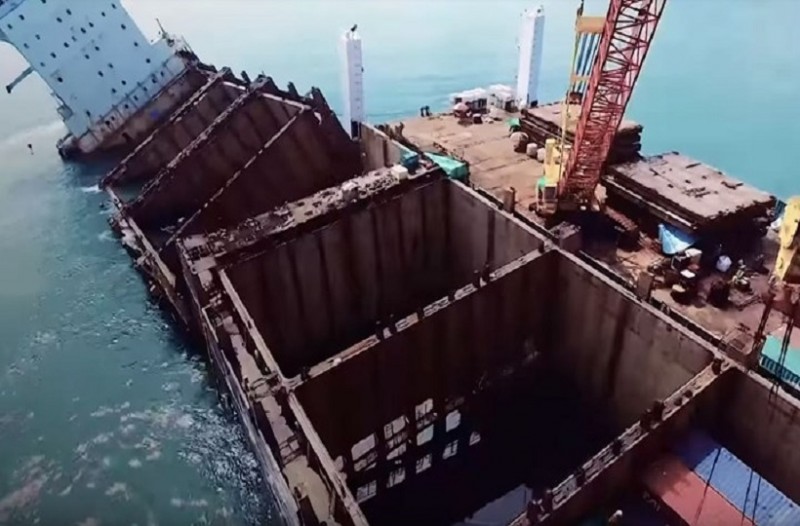 Απίστευτο: Έκοψαν πλοίο στη μέση για να περιορίσουν την μόλυνση! (βίντεο)